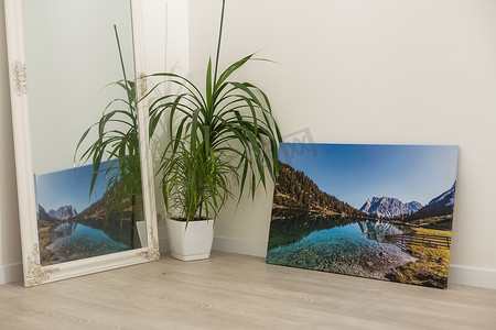 打印材料摄影照片_木地板上的画布照片打印。