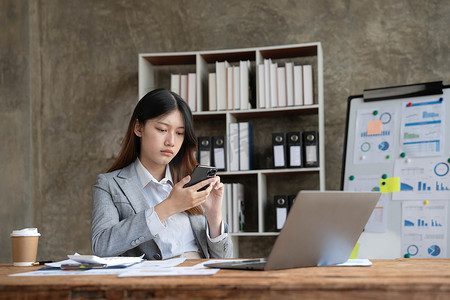 认真思考的亚洲女性关注在线问题解决方案，看着笔记本电脑屏幕，担心严肃的亚洲女商人专注于解决困难的工作计算机任务