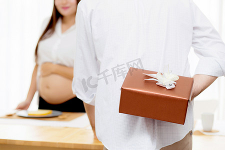 孕妇带着礼盒给丈夫惊喜 - 丈夫霍尔