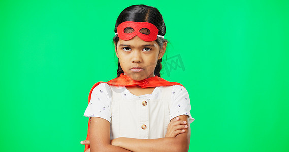 孩子生气表情摄影照片_绿色屏幕上愤怒、交叉双臂和孩子的脸，表情沮丧、失望和愤怒。