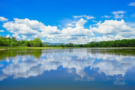 泰国沙缴 Klong Sai 水库的美丽景观。