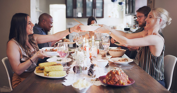 圣诞节、庆祝活动和朋友一起吃午餐、招待客人并在餐桌上享用美食。