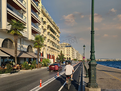 希腊塞萨洛尼基在柏油路旁边的新城市交通自行车道。