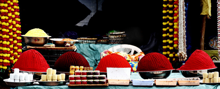 红色花边天安门摄影照片_印度的色彩商店