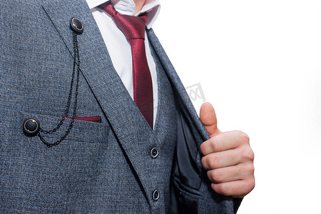 男式时尚灰色时髦西装搭配白衬衫和红色领带