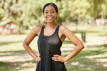 自然界中的肖像、健身或黑人女性准备在夏季进行训练、锻炼或公园锻炼。