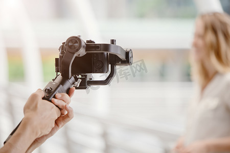 机动万向节，摄像师使用数码单反相机防抖工具稳定器记录视频场景。