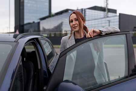 请按时下班摄影照片_欧洲年轻女管理员在下班休息时上了车