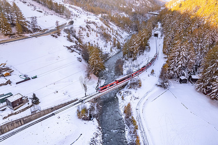 虫洞穿梭摄影照片_通过桥梁的瑞士滑雪火车