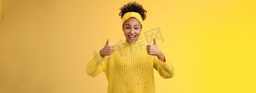 支持你的友好现代时尚非洲裔美国女性朋友竖起大拇指保持良好的工作姿态，自豪地尽最大努力，喜欢结果批准计划，黄色背景
