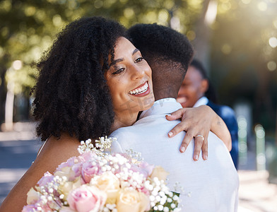 结婚庆典摄影照片_新娘和新郎的婚礼、情侣和户外结婚庆典活动以及承诺。