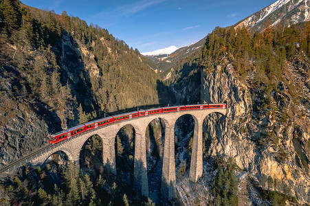 瑞士火车穿越兰德瓦瑟高架桥
