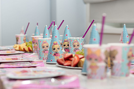 Dnipro，乌克兰-2023 年 4 月 11 日。可爱的 L.O.L 娃娃惊喜娃娃，MGA Entertainment.inc 儿童派对的产品。 