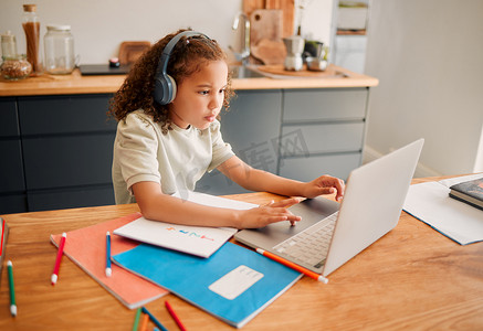 儿童教育、学习和聆听，使用笔记本电脑和耳机进行在线互动活动或在家远程教学。