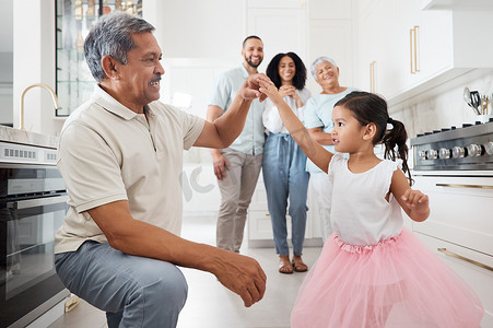 爱结合摄影照片_跳舞、祖父和孩子在家庭厨房里一起跳舞，以获得爱、关怀或乐趣结合、生日和学习支持。