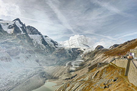 美丽的高山山脉，位于奥地利 Grossglockner 山的顶部。