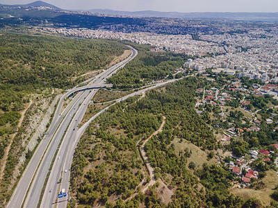 希腊塞萨洛尼基 Periferiaki 内环路上的空中无人机交通景观。