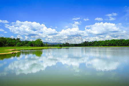 泰国沙缴 Klong Sai 水库的美丽景观。