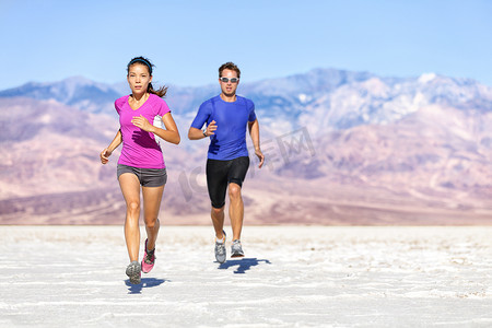 跑步者在干燥的沙漠景观上跑步