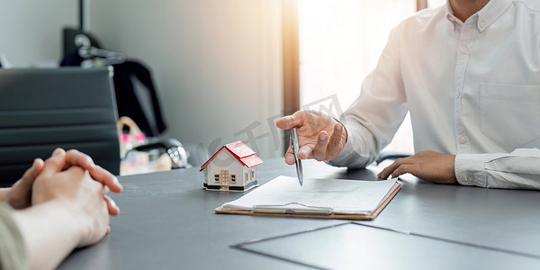 房地产经纪人谈到了购房协议的条款，并要求客户签署文件以合法签订合同、房屋销售和房屋保险概念。