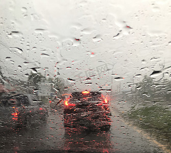 下大雨摄影照片_傍晚挡风玻璃下毛毛雨，边走边下大雨