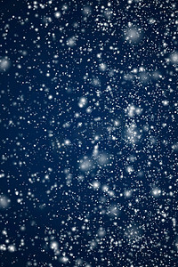 深蓝色蓝色摄影照片_寒假和冬季背景，白雪落在深蓝色背景上，雪花散景和降雪颗粒作为圣诞节和下雪假期设计的抽象下雪场景