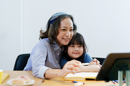 亚洲肖像、孙孙女祖母和孙女愉快地参加提高孙辈技能的活动