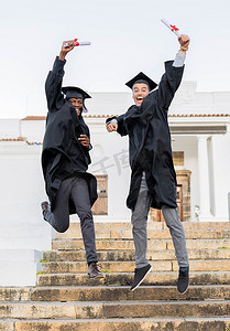 毕业庆典、朋友肖像和学生证书在大学台阶上跳跃。