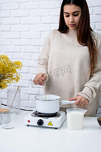 女人在桌上做装饰香烛，特写