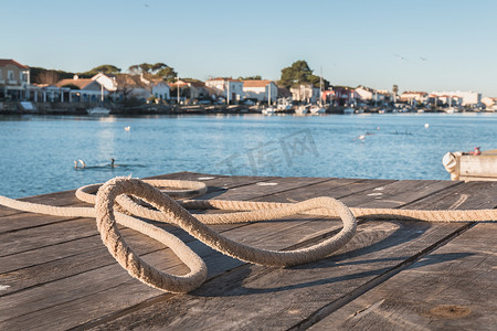 浮桥 Cape Bay Agde 上的系泊钩和绳索
