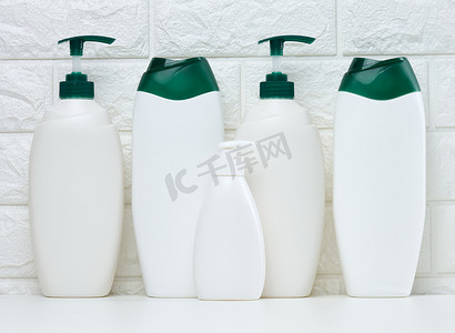 白色背景上用于化妆品和其他液体物质的空塑料白瓶。