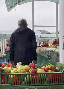 农民在斯洛伐克当地市场堆放着有机水果和蔬菜。