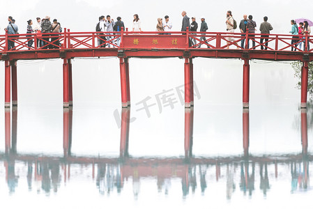 人们走过越南 Huc 桥。
