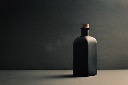 深色背景中的单个黑色陶瓷瓶