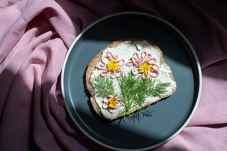 三明治摄影照片_创意三明治配软奶酪和粉红色意大利面 tarama 蔬菜、鲜花