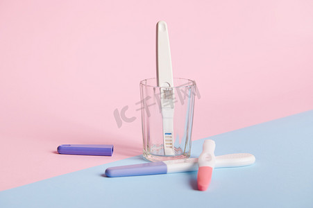 用于在粉红色和蓝色柔和背景下快速检测妊娠的妊娠试验。
