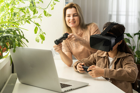 家庭、技术和虚拟现实概念-戴着 vr 眼镜的母女在家里玩。