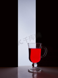 红色玻璃与黑色白色背景上的红色液体。