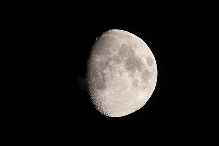 四分之三月球的长焦图像，有许多陨石坑