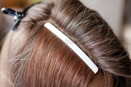 包发摄影照片_家里女人头上用来接发的发带。