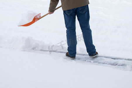 铲雪摄影照片_冬天铲雪的人