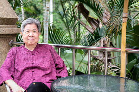 阳台人摄影照片_亚洲老年妇女在阳台露台上休息放松。