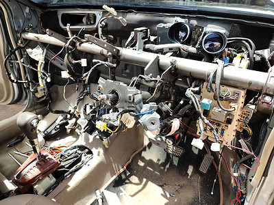拆装丰田威驰新蒸发器空调的汽车控制台面板