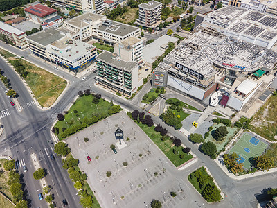 One Salonica Outlet Mall 的希腊塞萨洛尼基空中无人机景观视图。