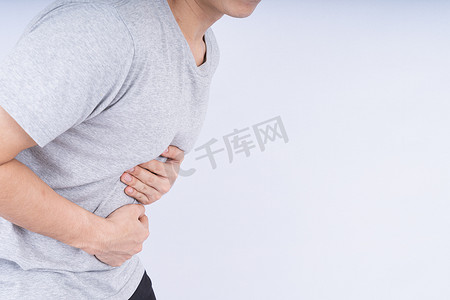 男性触摸急性胃痛在白色背景与副本 s