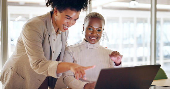 公司的黑人女性笔记本电脑，用于在办公室、对话和计划中进行打字、联系和数字营销。