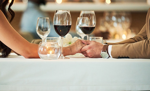 爱情、美酒和情侣在餐厅手牵手，共进浪漫晚餐、约会和周年庆典。