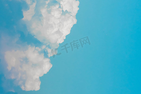 在蓝天自由室外空气大气背景的大白色积云纹理