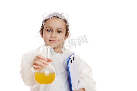 穿着实验室大衣的迷人聪明女学生，拿着一个装有液体化学制品的实验室烧瓶，白色背景中突显