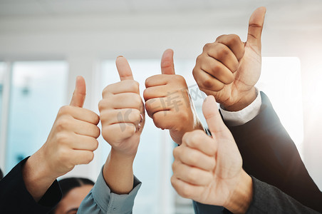 竖起大拇指，成功的特写镜头和一群人获胜，支持或感谢你的手势。